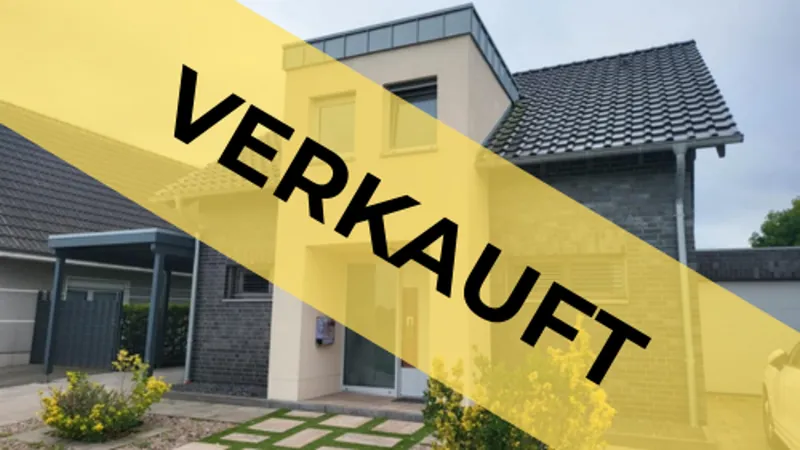 Verkaufte Immobilie: modernes Einfamilienhaus mit Banner „Verkauft“